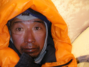 登頂するためには、過酷な環境に耐え続けなければならない